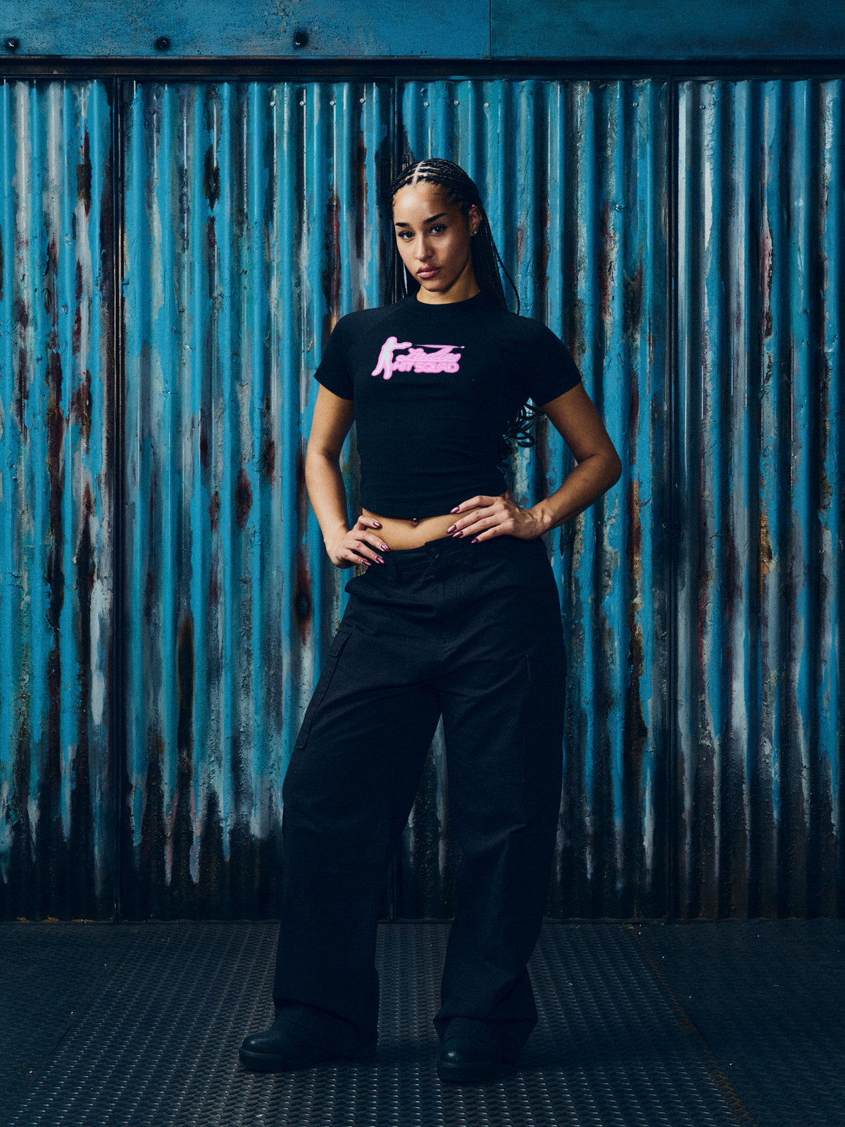 LADIES HIT SQUAD BABY TEE [BLACK]